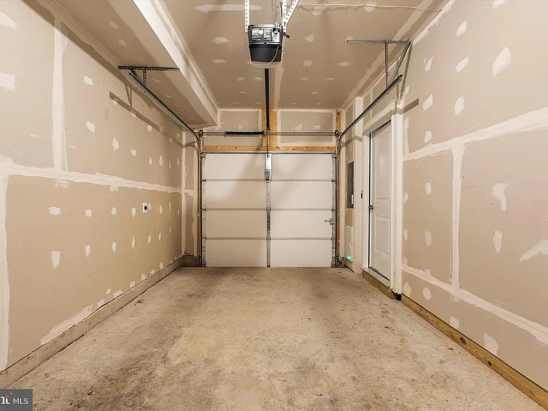 1102 Thomas Trl — Photo 39