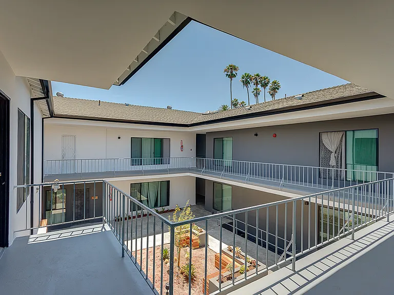 2827 S La Brea Ave #18 — Photo 14