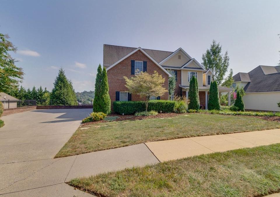 1st image of 210 Emerald Chase Cir