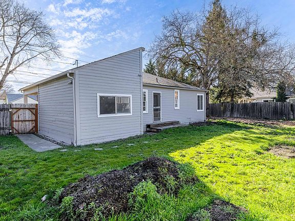 5th image of 908 SW Bridge St