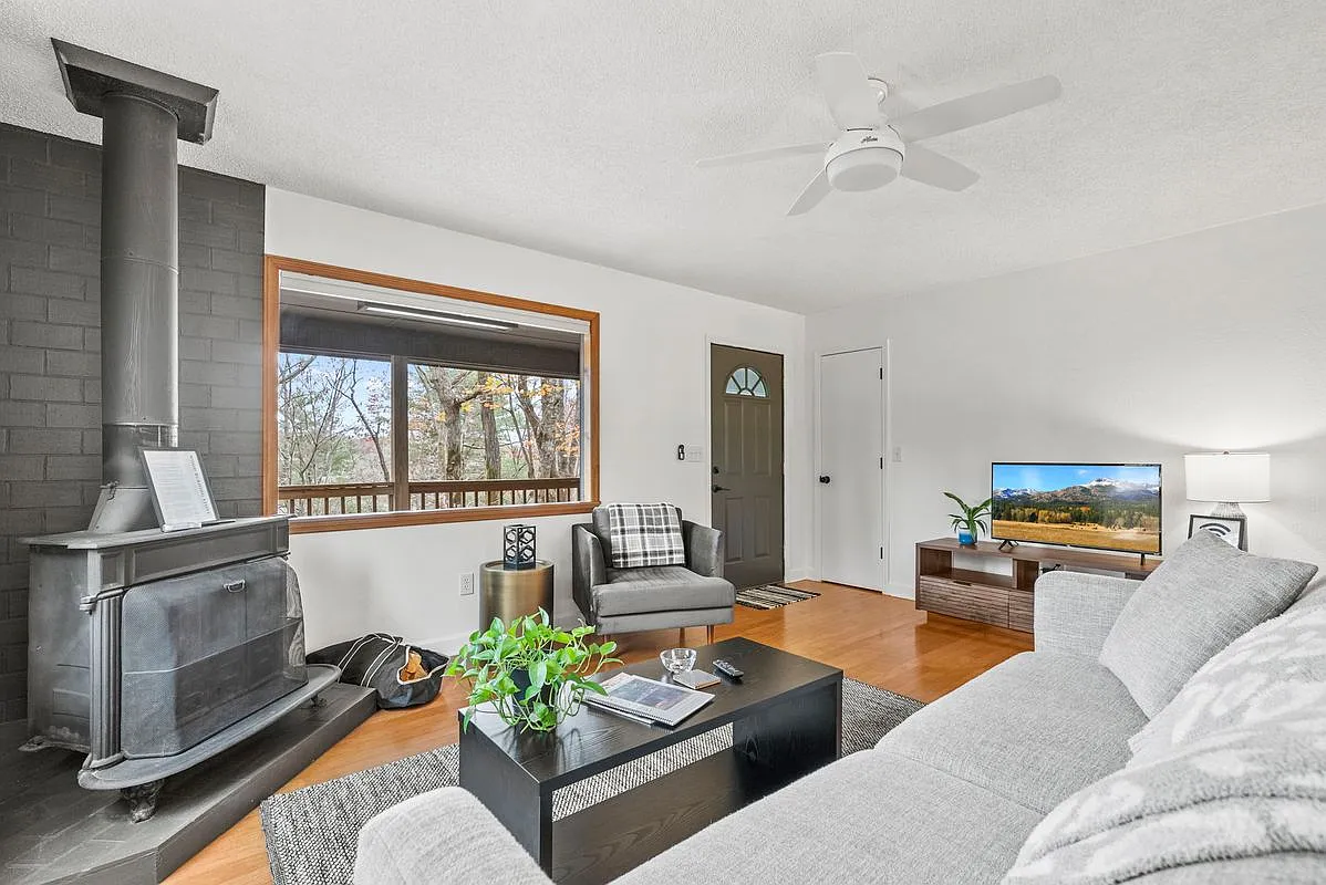 2 bed, 1.0 bath, 960 sqft, $2,500 — Photo 3