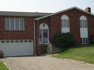 140 Skyview Dr, Jeannette, PA