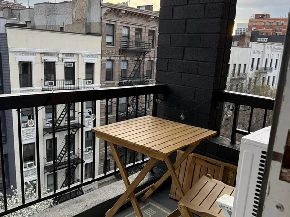 235 W 22nd St, New York, NY