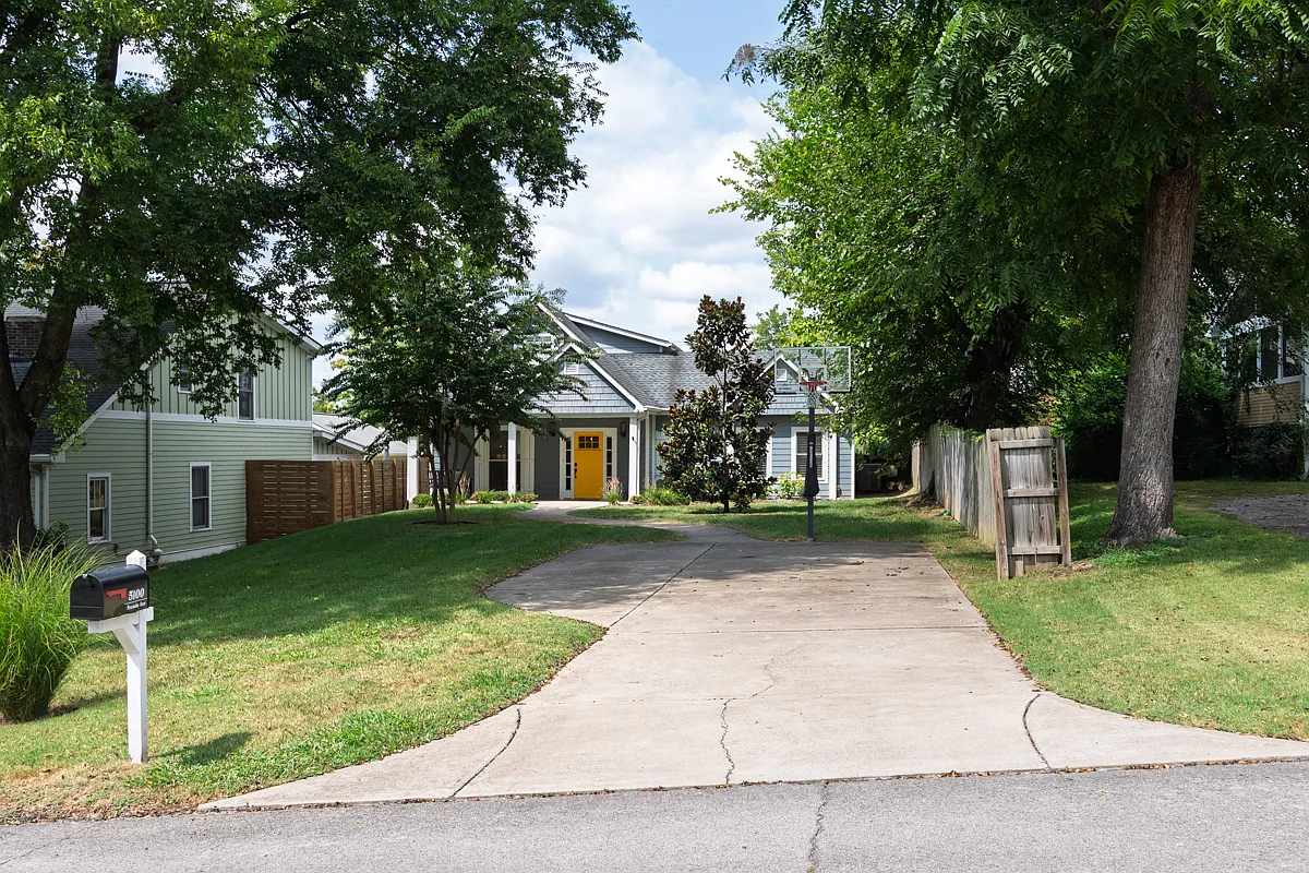 5 bed, 3552 sqft, $6,250 — Photo 3