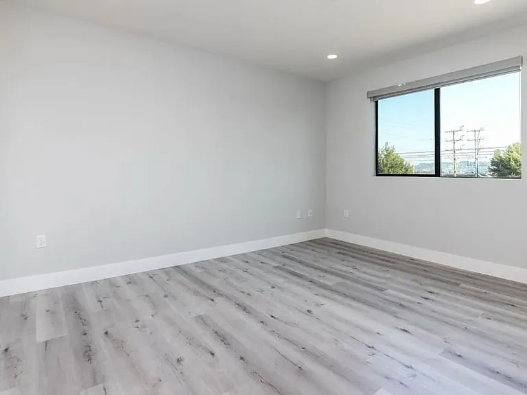 14612 Calvert St #305 — Photo 6