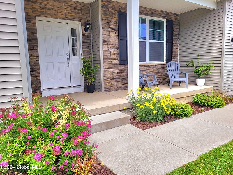 3rd image of 20 Basswood Court