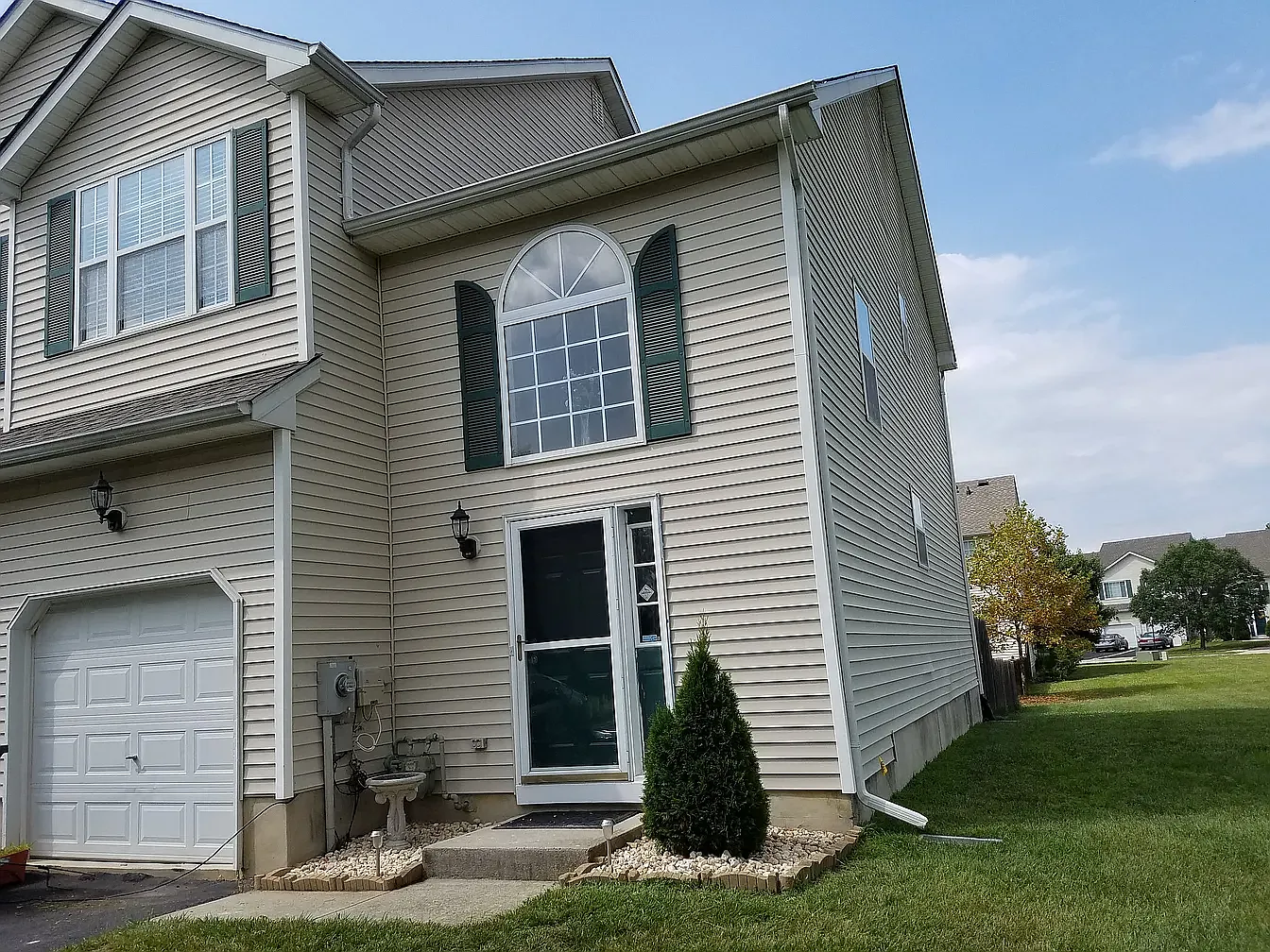 3 bed, 2.5 bath, 1618 sqft, $3,000 — Photo 1