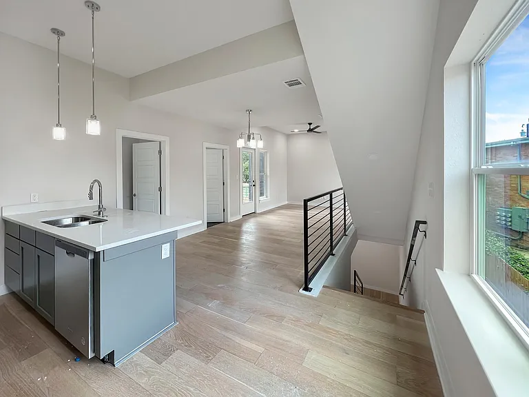 100 Lewis St — Photo 8