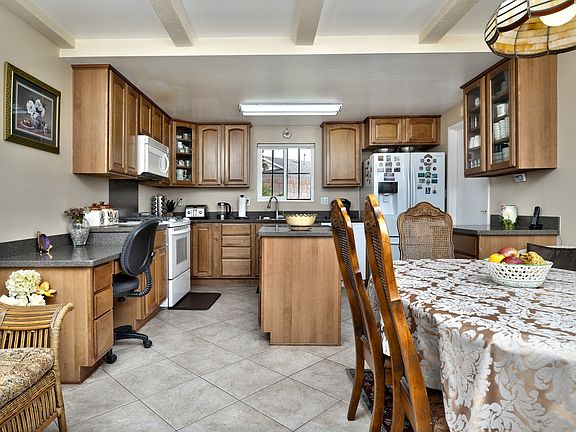 4th image of 702 S Arapaho Dr