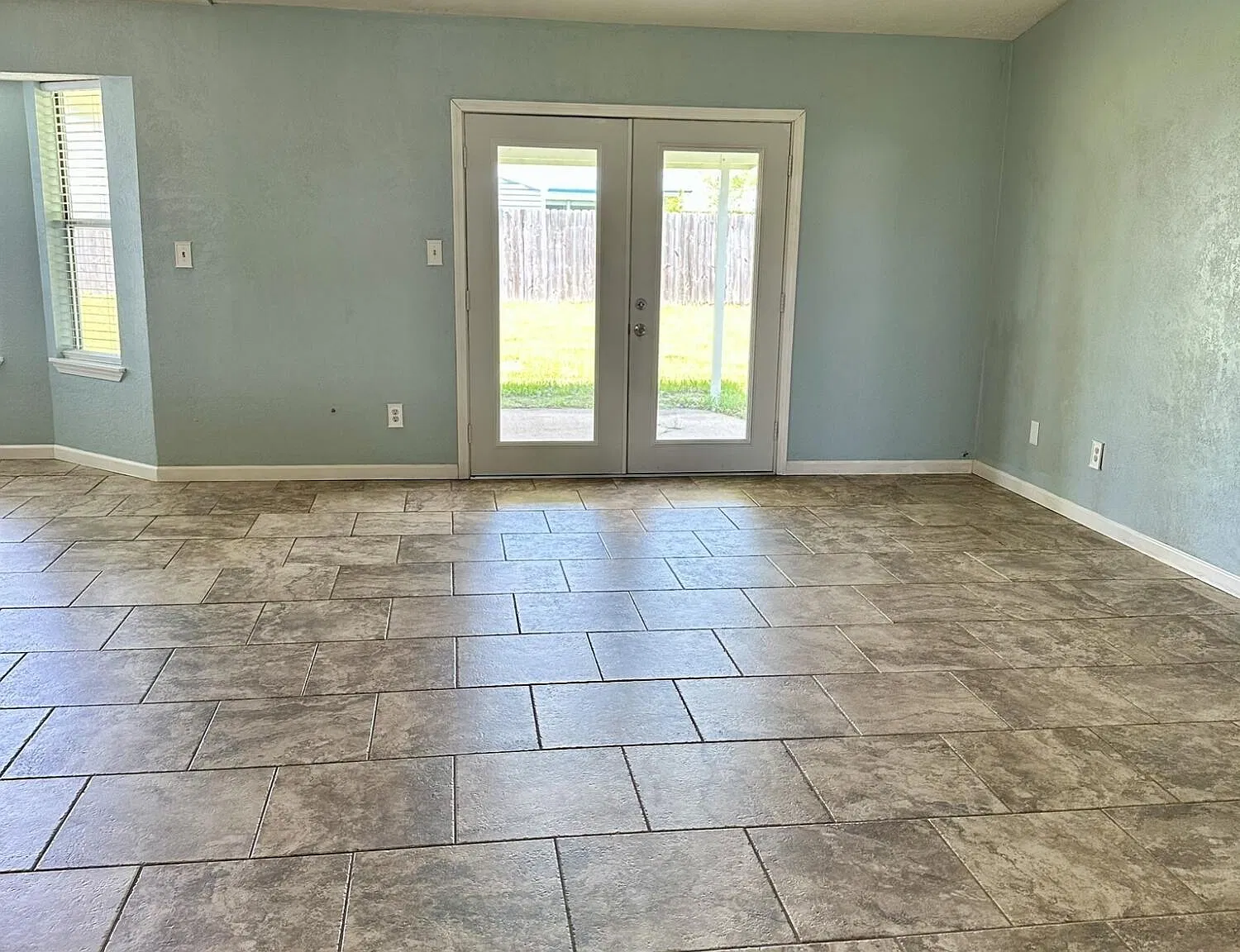 3 bed, 4.0 bath, 1982 sqft, $1,900 — Photo 3