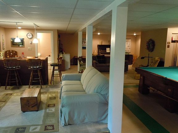 Finsihed Basement w/bar