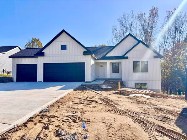 5876 Valley Point Dr SE, Caledonia, MI 49316