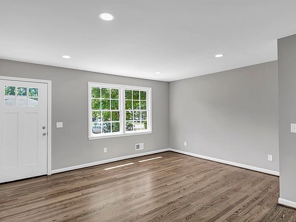 3rd image of 1025 Haverford Cir