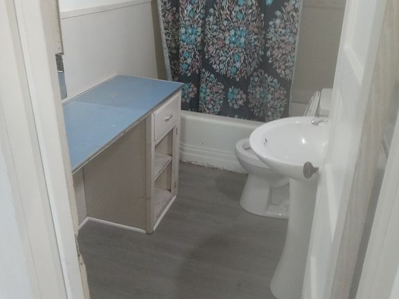 3rd image of 546 College St #2