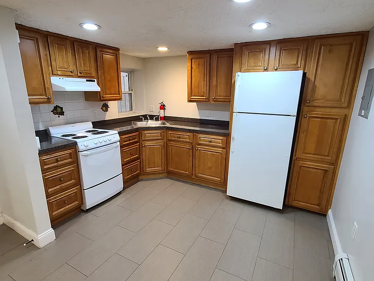 242 46th St #BASEMENT — Photo 2