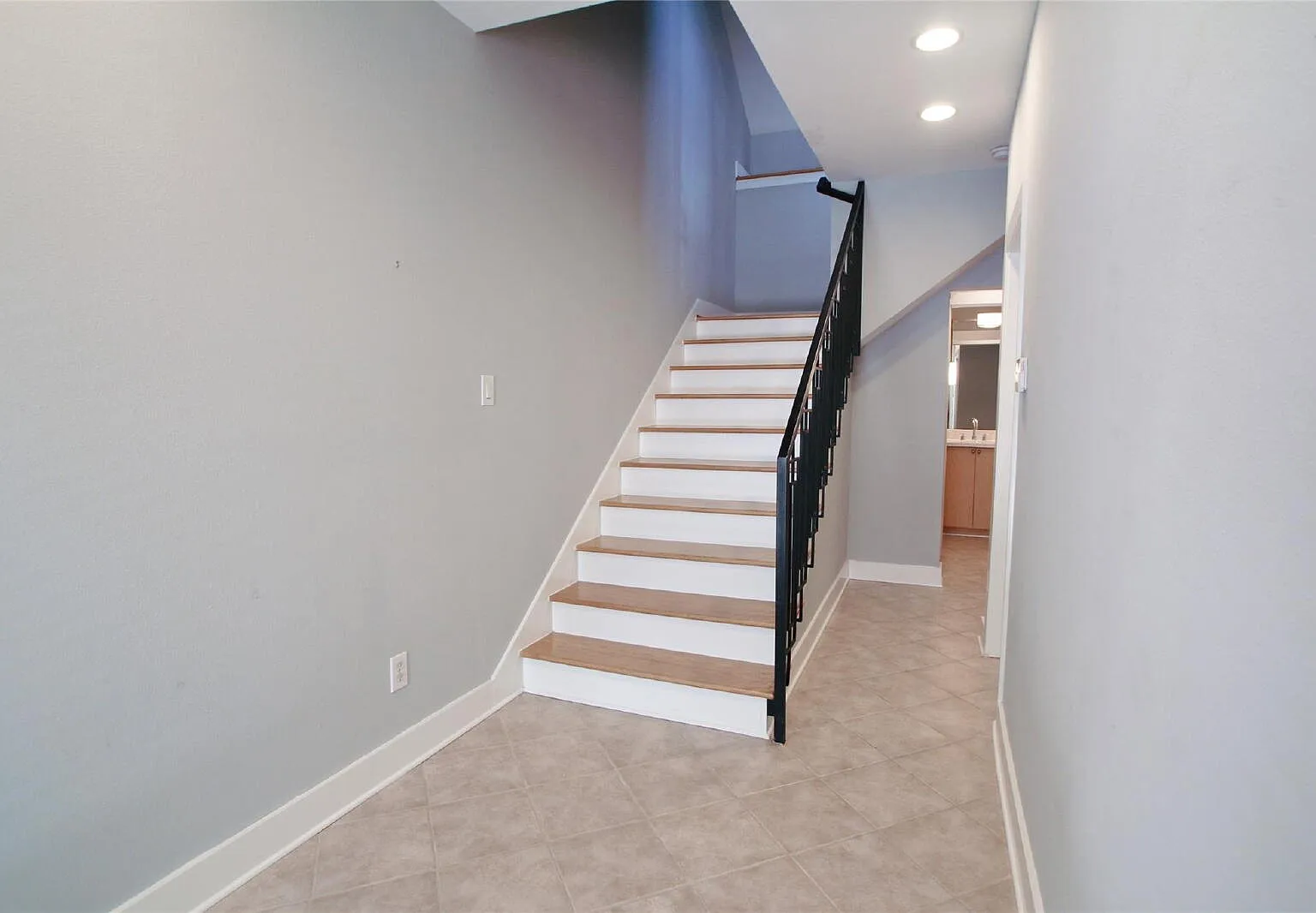 3 bed, 3.5 bath, 2501 sqft, $2,850 — Photo 2