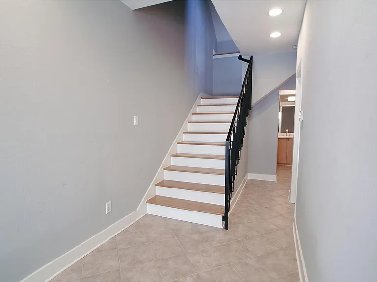 4701 Caroline St — Photo 2