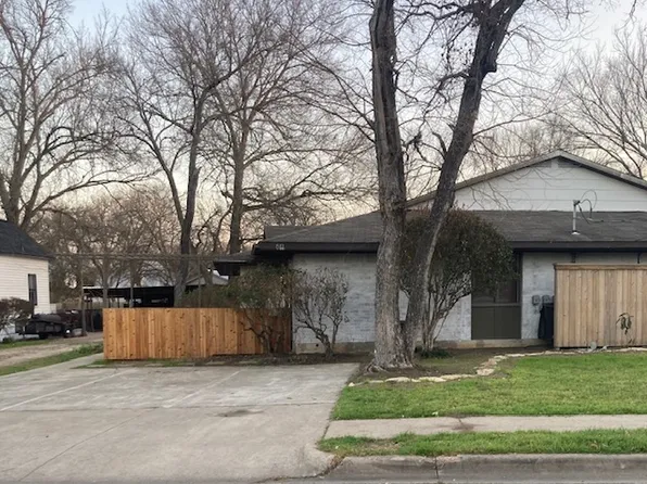 512 Bois Darc St, Lockhart, TX 78644