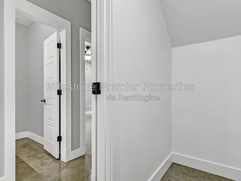 1323 S 5th Ave — Photo 10
