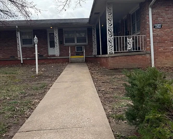 1258 E Elm St #13 — Photo 1