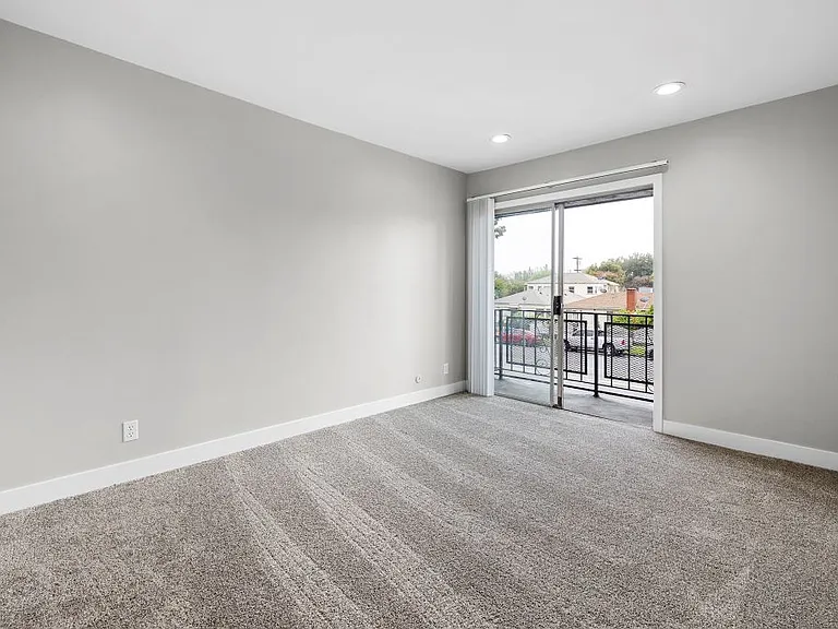 Riverside Villa Apartments — Photo 56