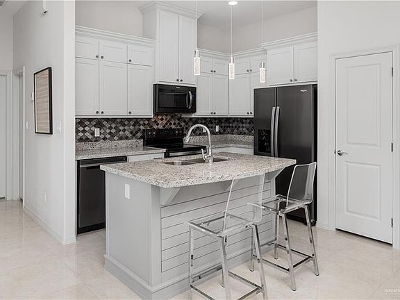 3rd image of 2805 Fullerton Ave