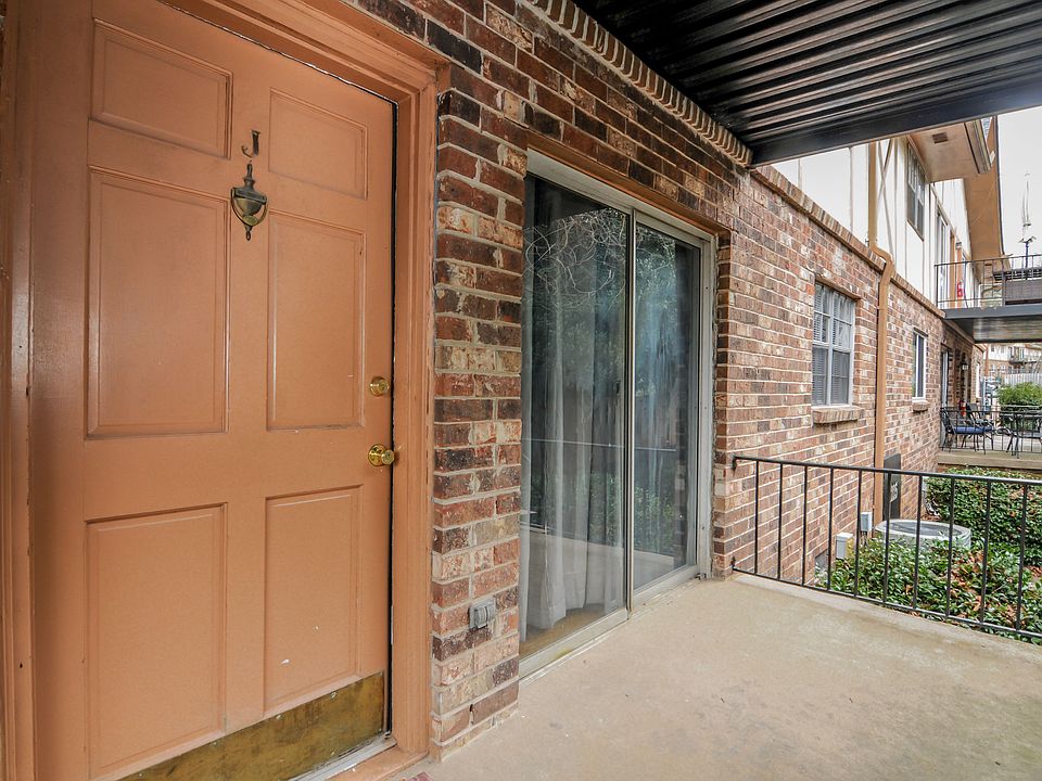 Front Entry to Condo