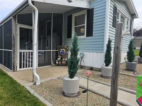 11 Maple Ln, Grove City, PA 16127