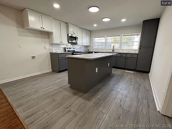 4th image of 550 N Tacoma Ave