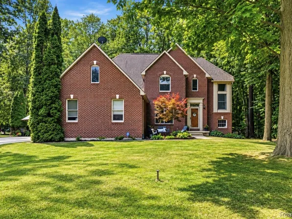 9293 Oakview Dr, Swartz Creek, MI 48473