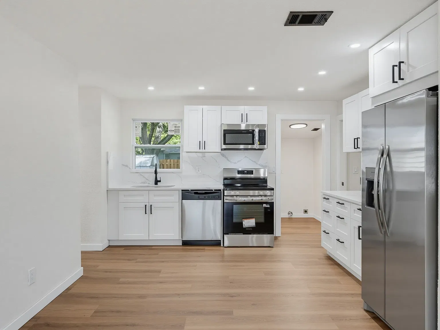 3 bed, 1012 sqft, $2,650 — Photo 4