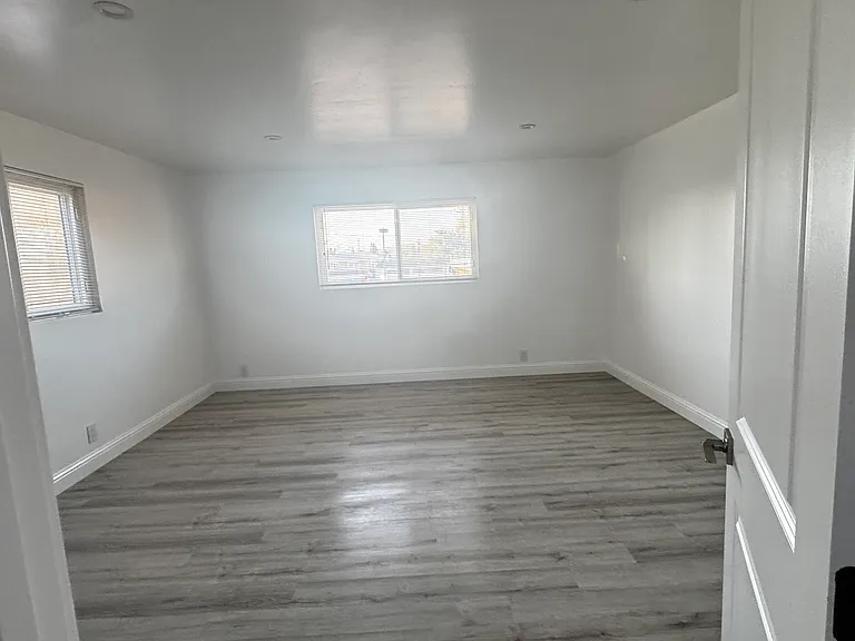 1749 Victorian Ave #B — Photo 5