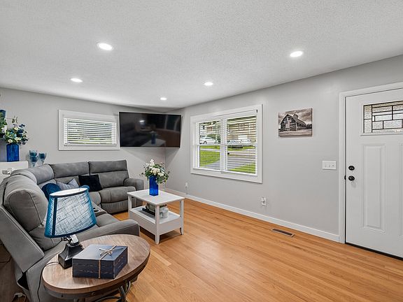 4th image of 145 Greens Lake Cir