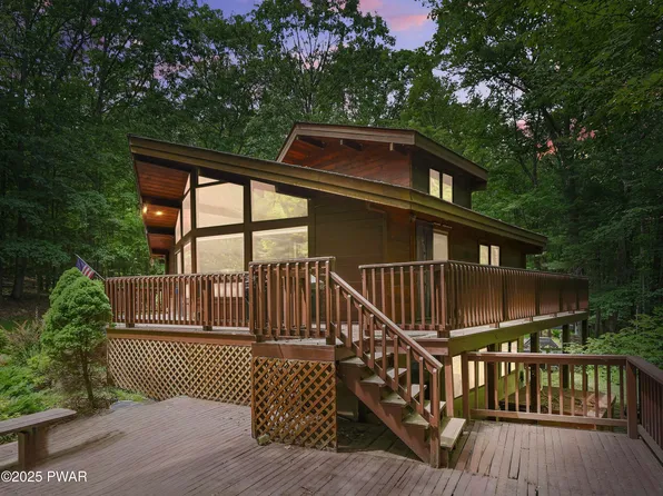 10 Cove Point Cir, Lakeville, PA 18438
