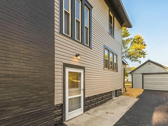 4th image of 110 Montrose Ave