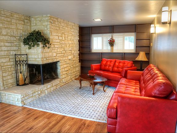 www.LamoureuxRealEstate.com