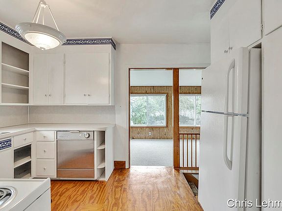 3rd image of 907 Graceland St NE