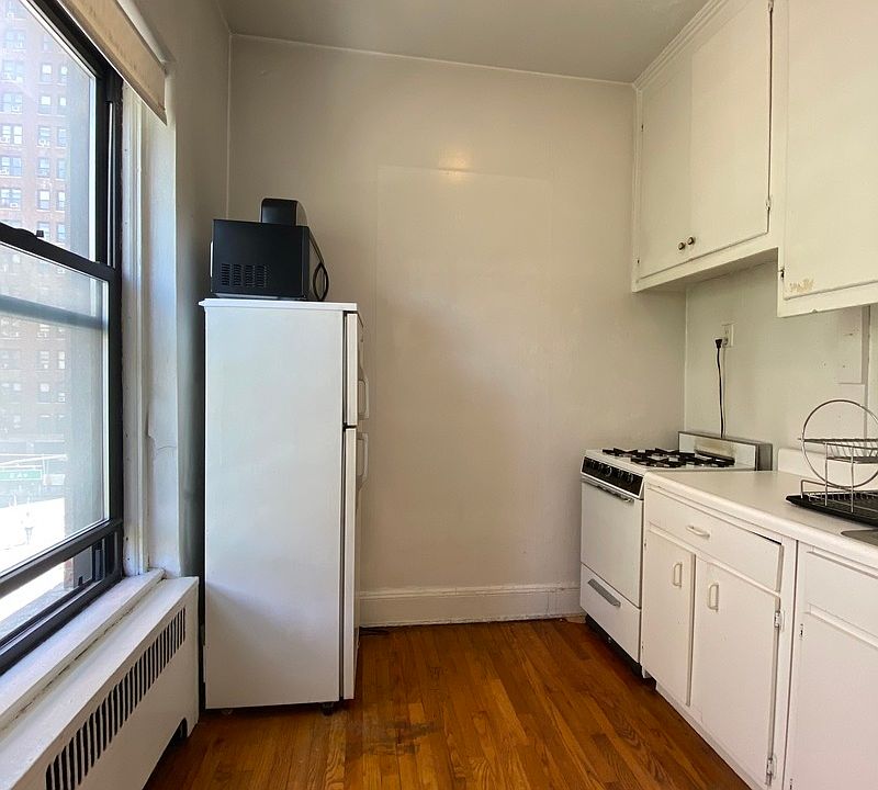 2nd image of 248 E 21st St APT 3A