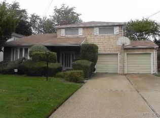 2041 Holland Way, Merrick, NY 11566