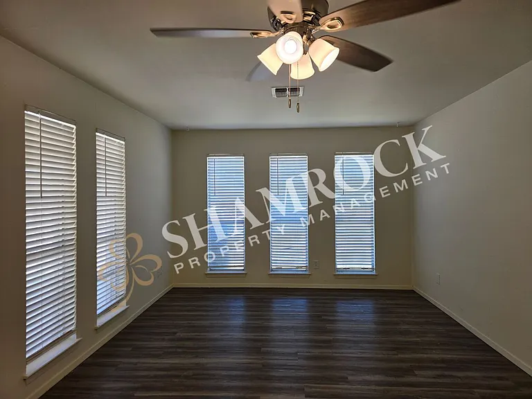 7204A Sanger Ave — Photo 2
