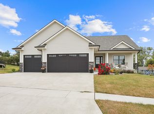 2960 Bos Ridge Rd, Pella, IA 50219