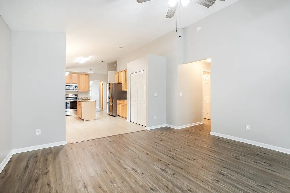 4 bed, 2.0 bath, 1999 sqft, $2,515 — Photo 4