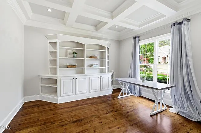 6 bed, 7031 sqft, $8,400 — Photo 3
