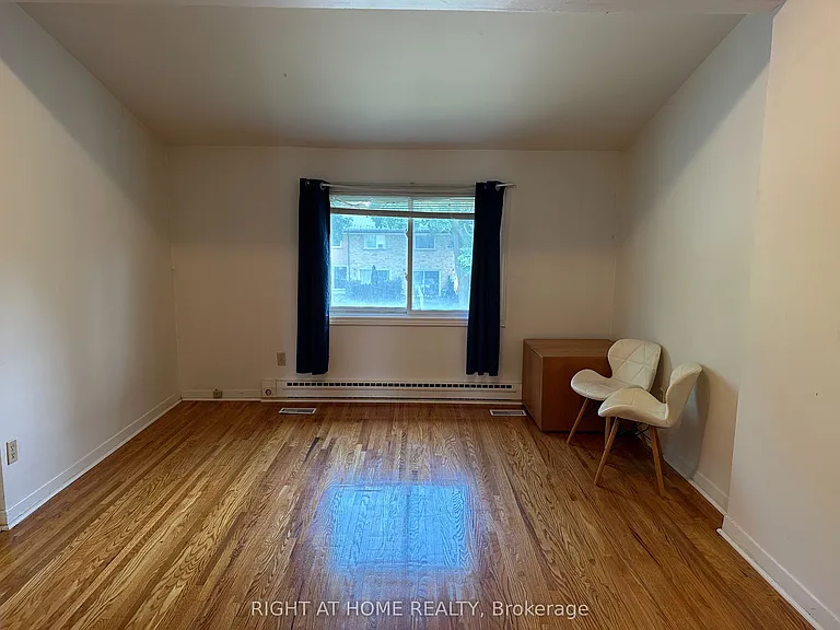 1101 Oxford St W — Photo 19