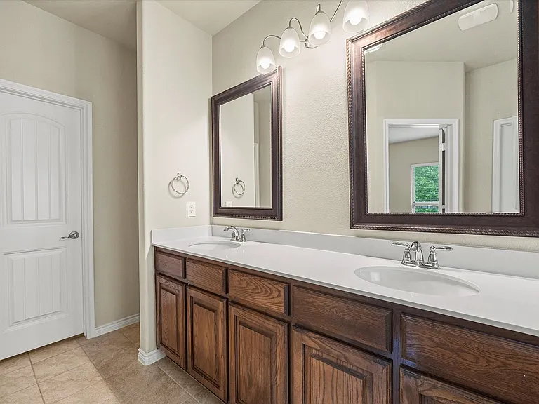 1409 Hidden Creek Dr — Photo 16