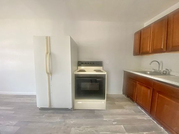 4th image of 2107 Avenue L #B