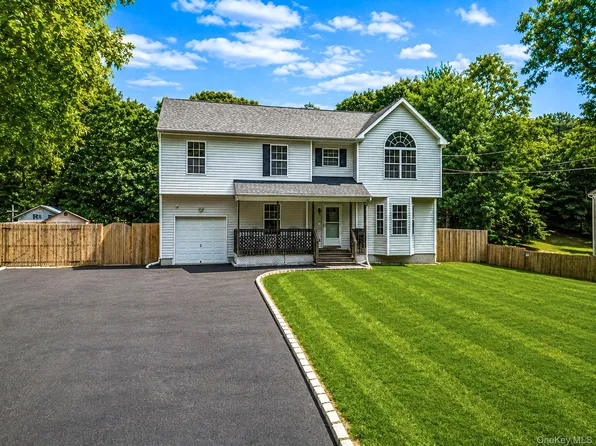 10 Cedar Lane, Medford, NY 11763