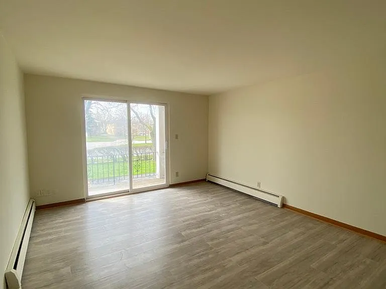 25 Logan Ave #4 — Photo 2