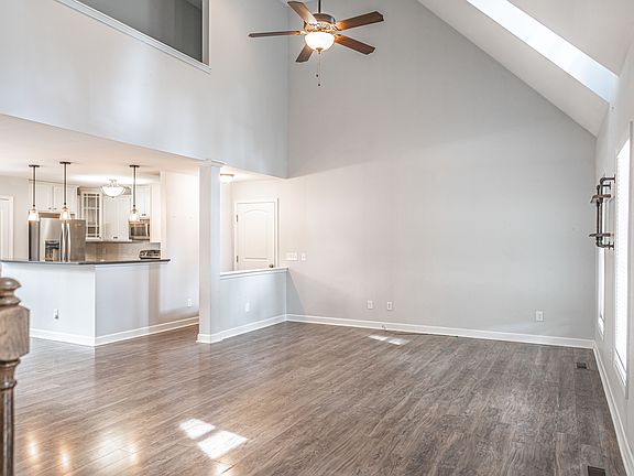3rd image of 580 Clark St