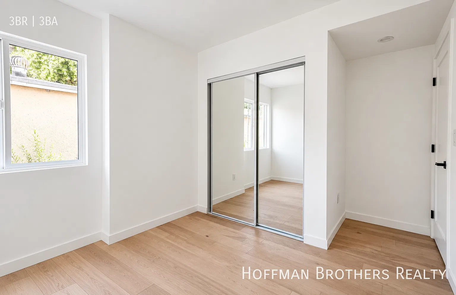 4 Weeks Free! 3br/2.5ba Townhouse With Private Rooftop Deck, In-Unit Laundry & 2-Car Parking! — Photo 4